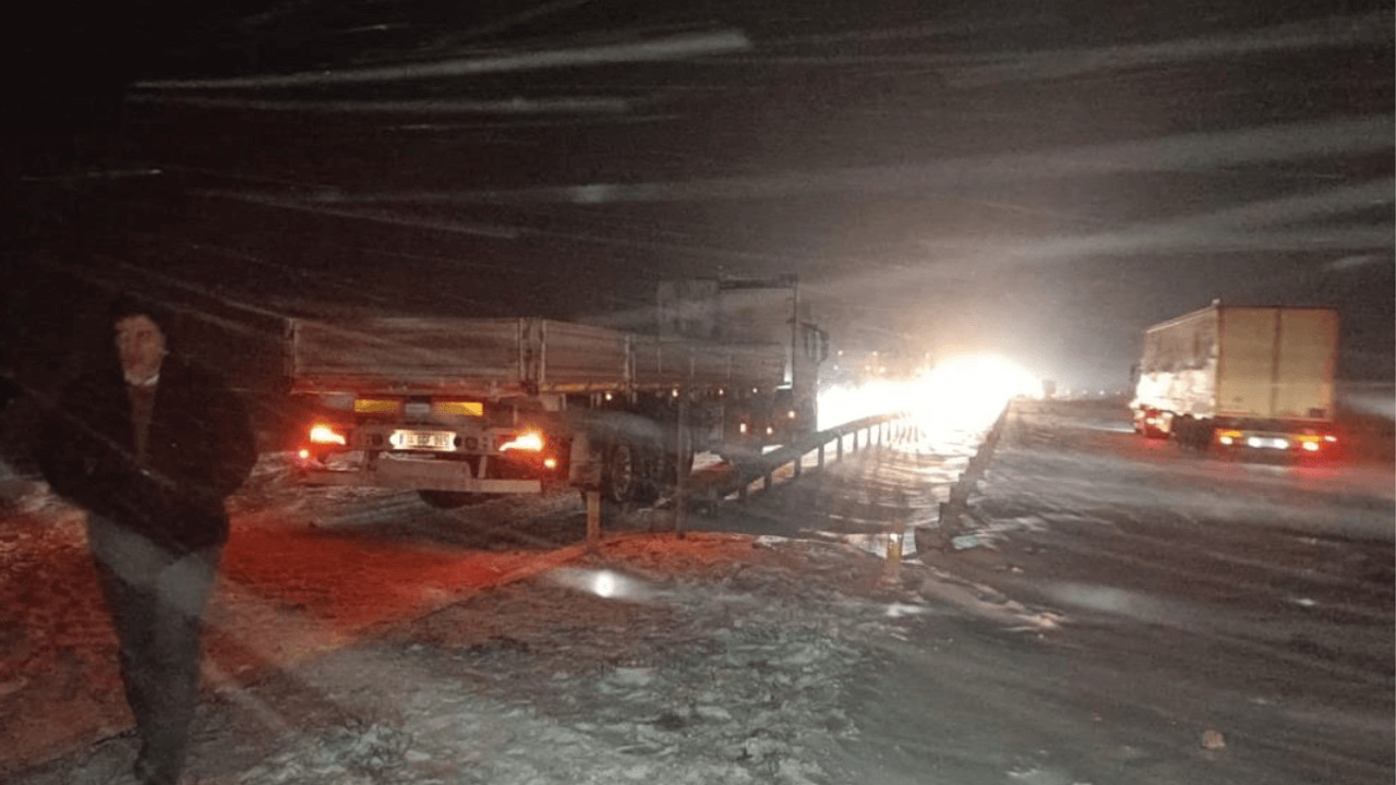 Kayseri yolunda buğday yüklü tır devrildi! Yol trafiğe kapatıldı!