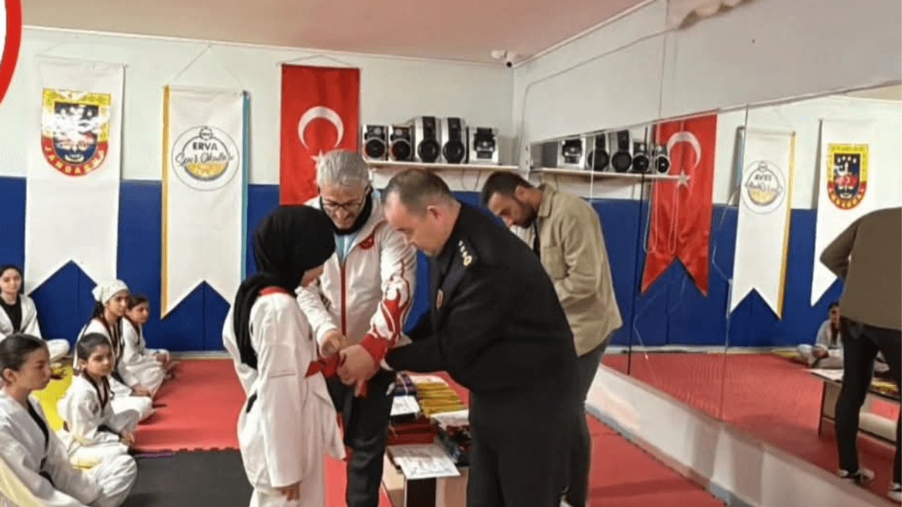 Develi'de Jandarma Taekwondocu gençleri yalnız bırakmadı!