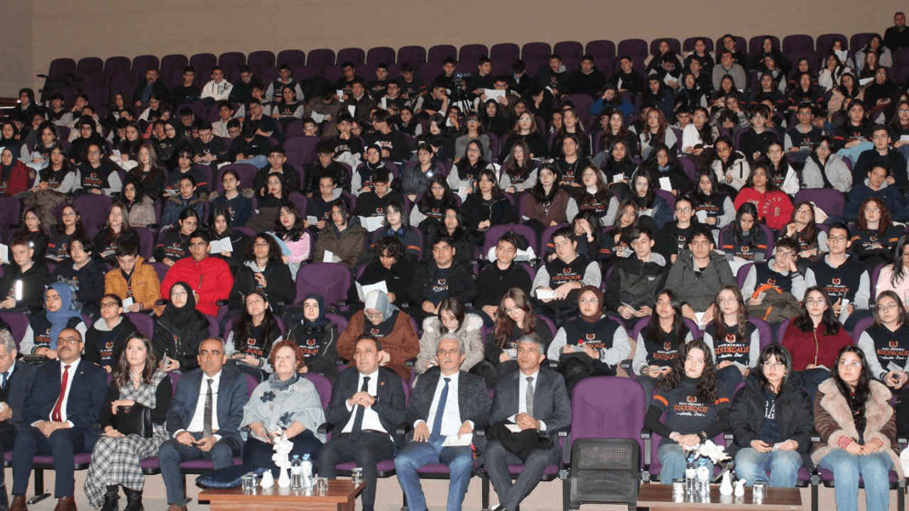 Nuh Naci Yazgan Üniversitesi’nde salon tıklım tıklım doldu!