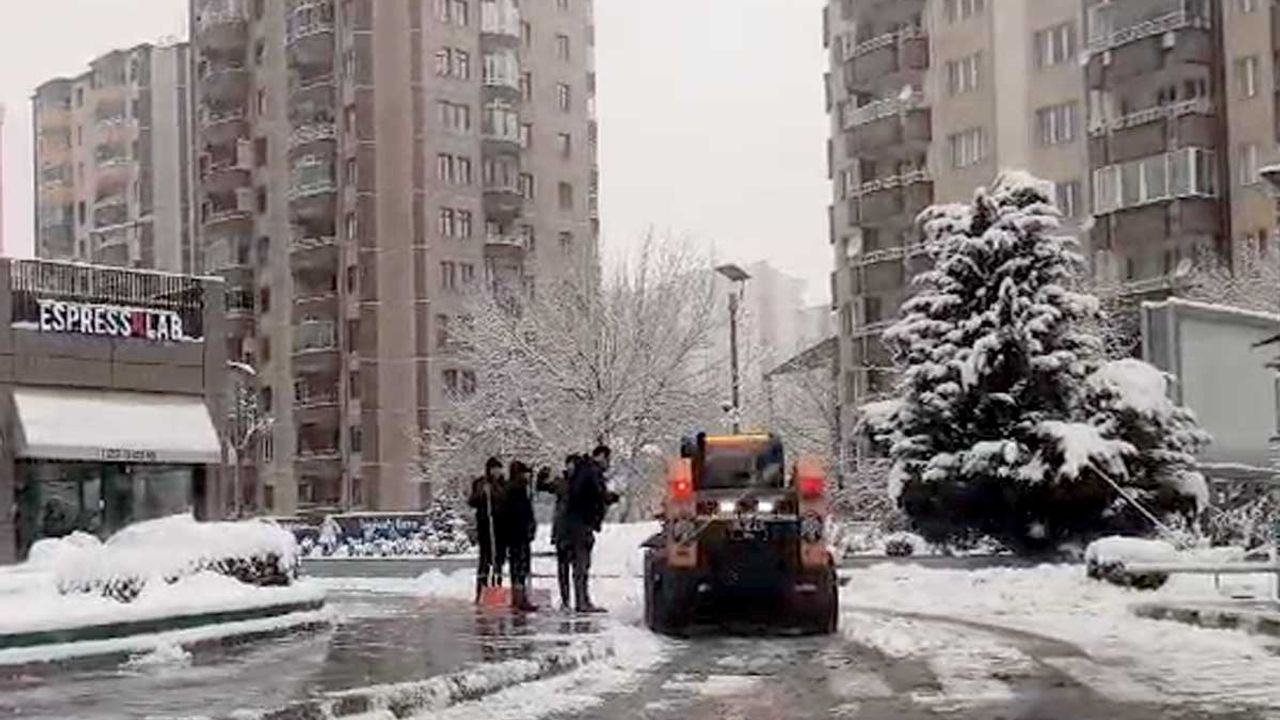 Melikgazi Belediyesi sokakları bıraktı özel mülkü temizliyor