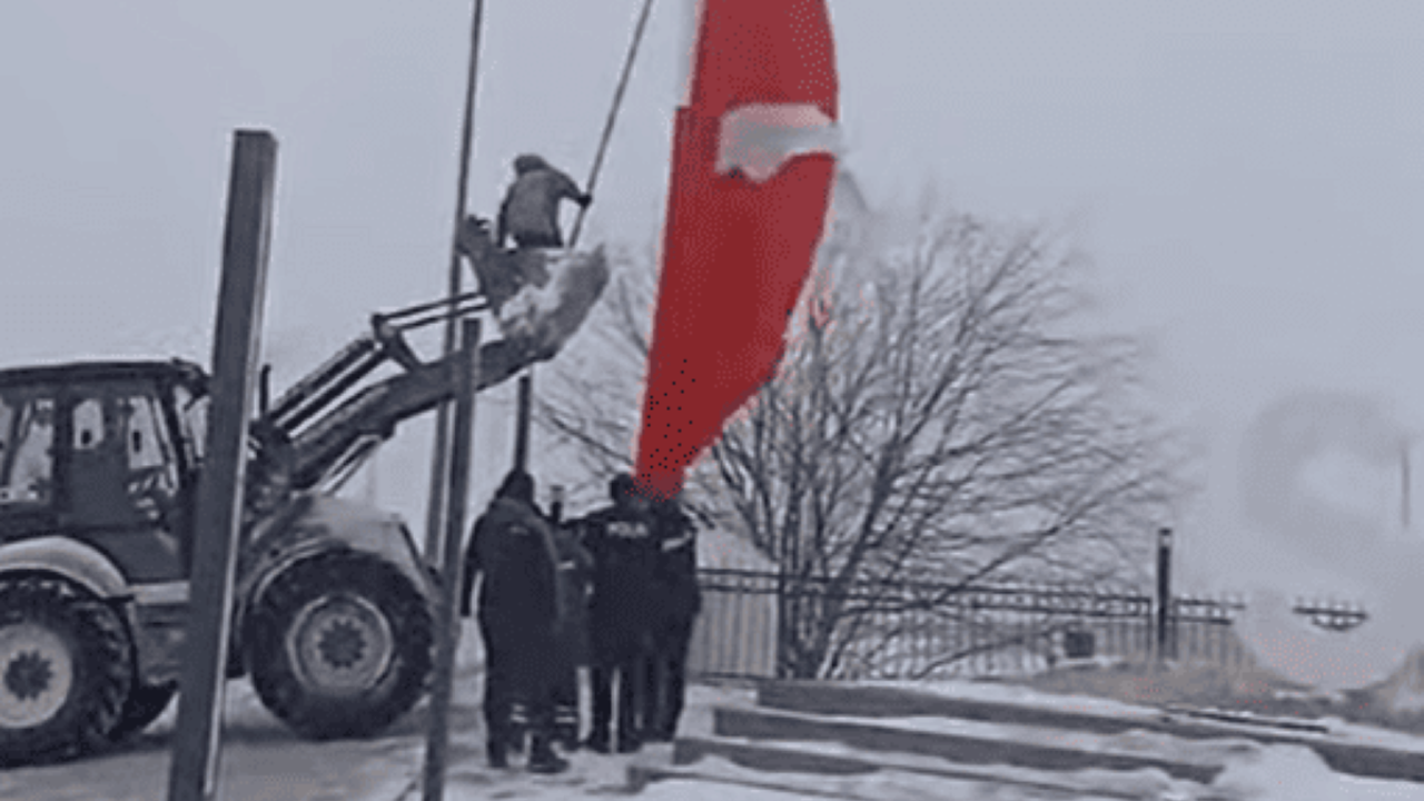 Sarız Belediyesi dev Türk Bayrağı’nı neden indirdi?