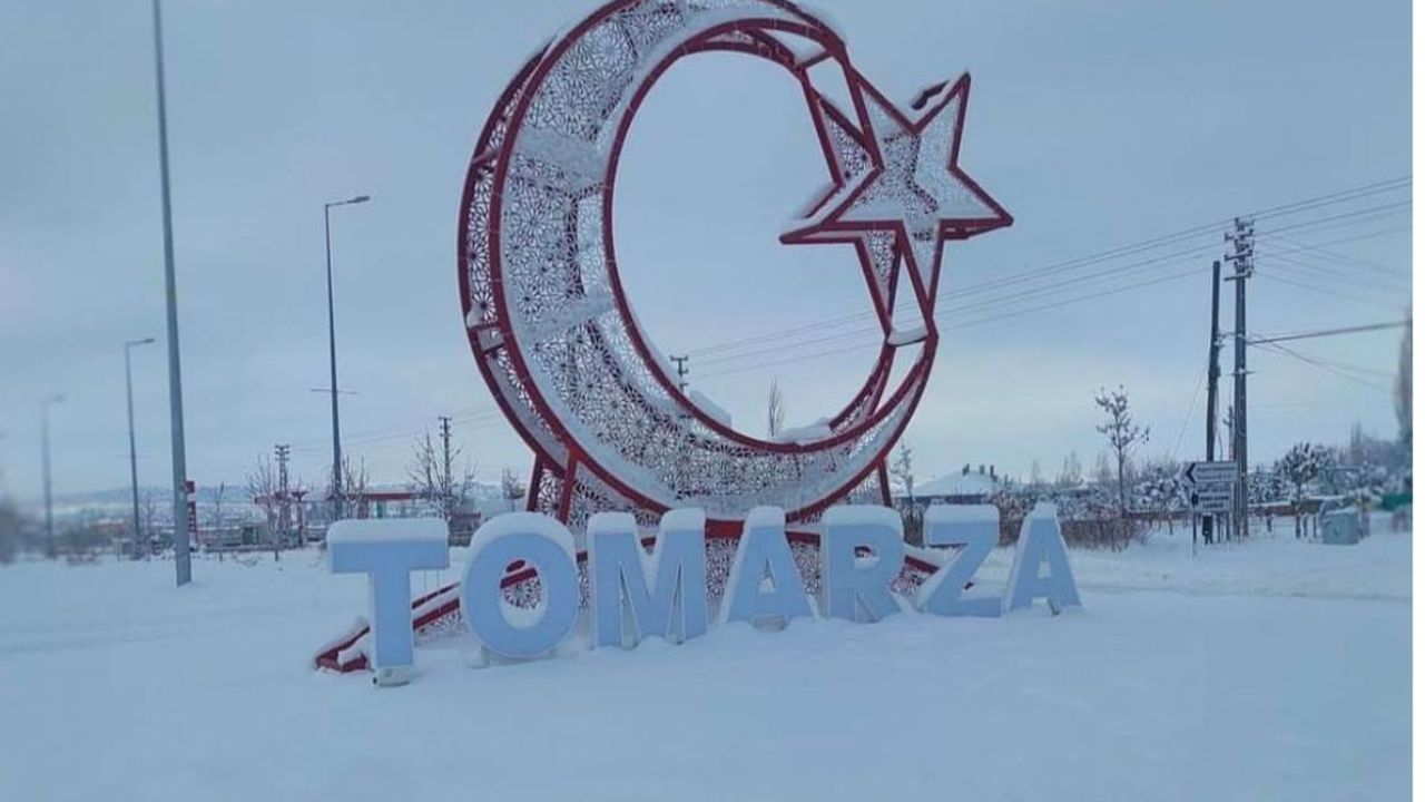Tomarza’da ambulans yolda mahsur kaldı!