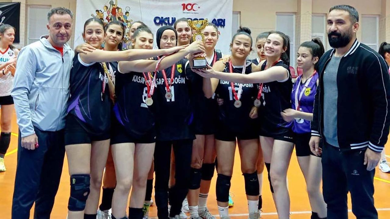 Kayseri Voleybol Ligi'nde şampiyon takımlar kupalarını aldı