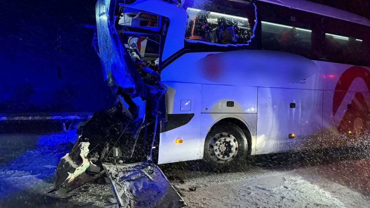 Yolcu otobüsü park halindeki tıra çarptı! 1'i ağır 13 yaralı