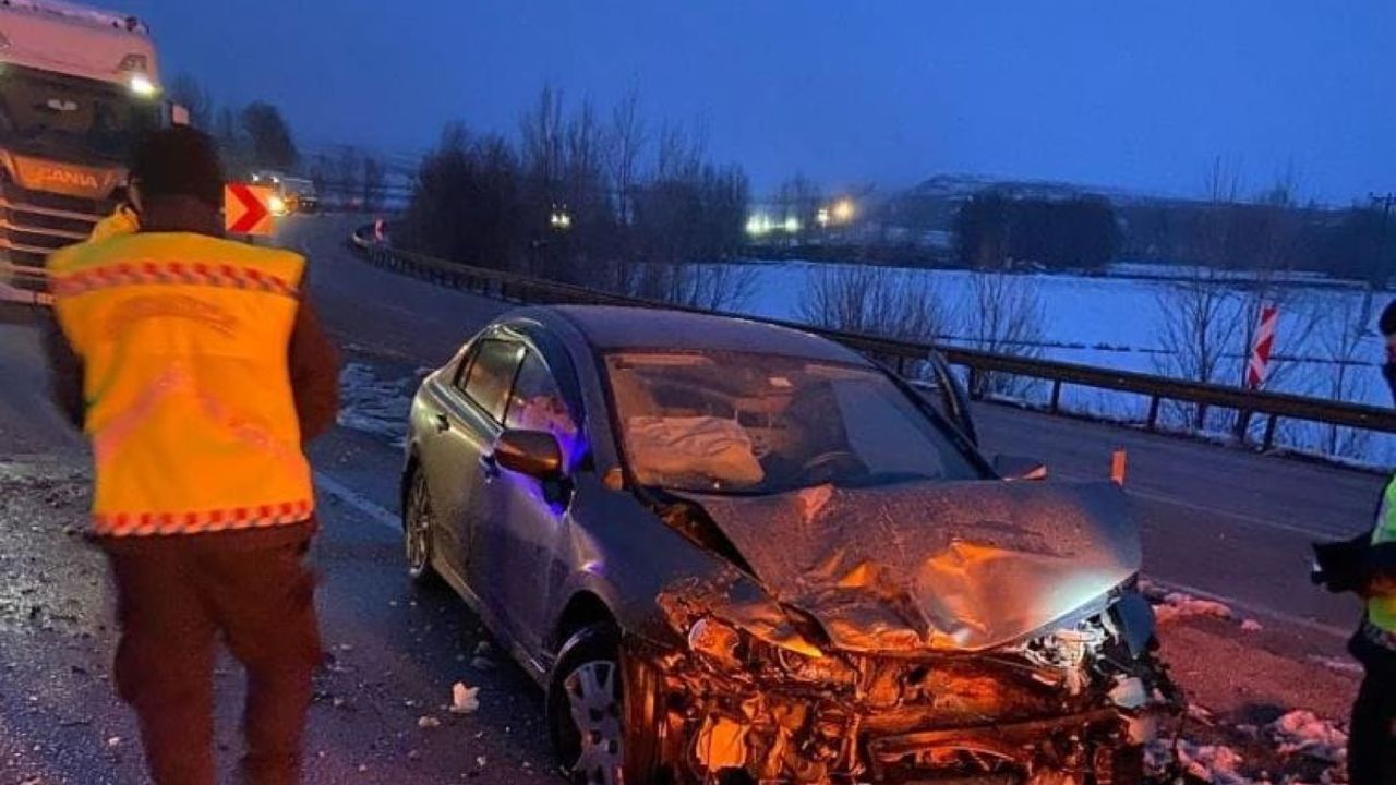 Hafif ticari araç ile otomobil çarpıştı: Çok sayıda yaralı!