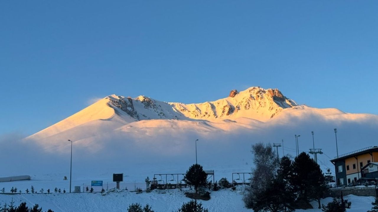 Kayseri’de kameralara yansıdı! Erciyes’te gören telefona sarıldı