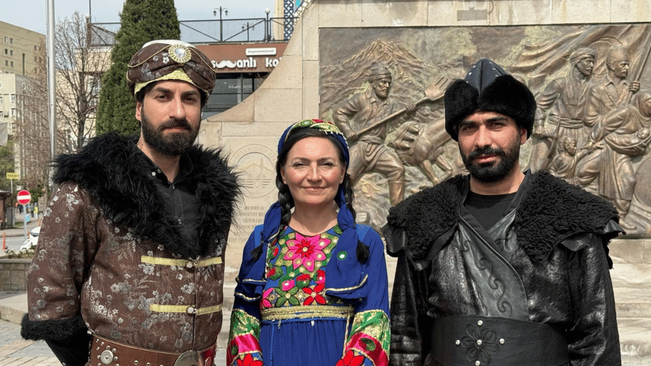 Kayseri'de 2. kez kutlandı: Cumhuriyet meydanında özel kostümlerle poz verdiler!