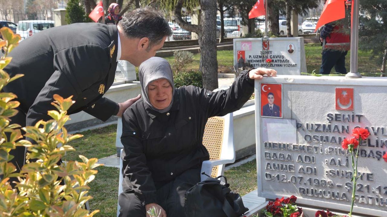 Kartal Şehitliği’nde duygu dolu anlar! İl Emniyet Müdürü Atanur Aydın kendini zor tuttu