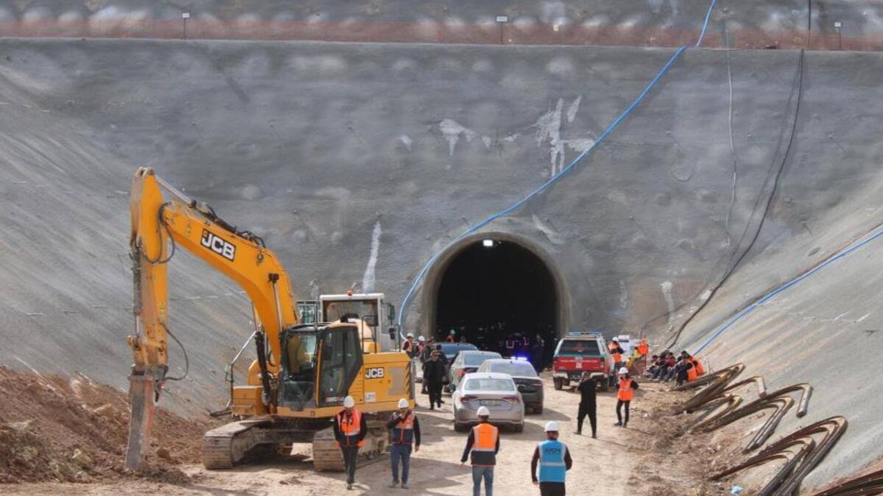 Kayseri’deki hızlı tren şantiyesinde göçük: 2 işçi enkaz altında kaldı!
