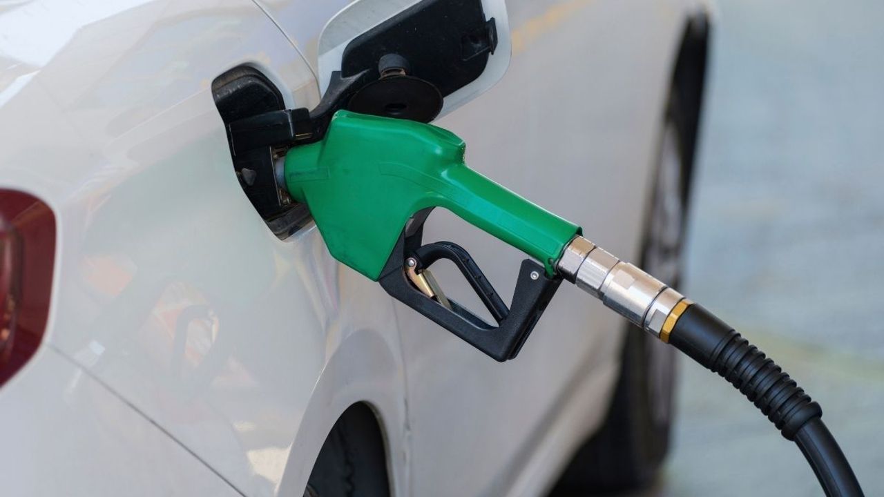 Benzine büyük indirim geliyor! Bu geceden itibaren geçerli olacak