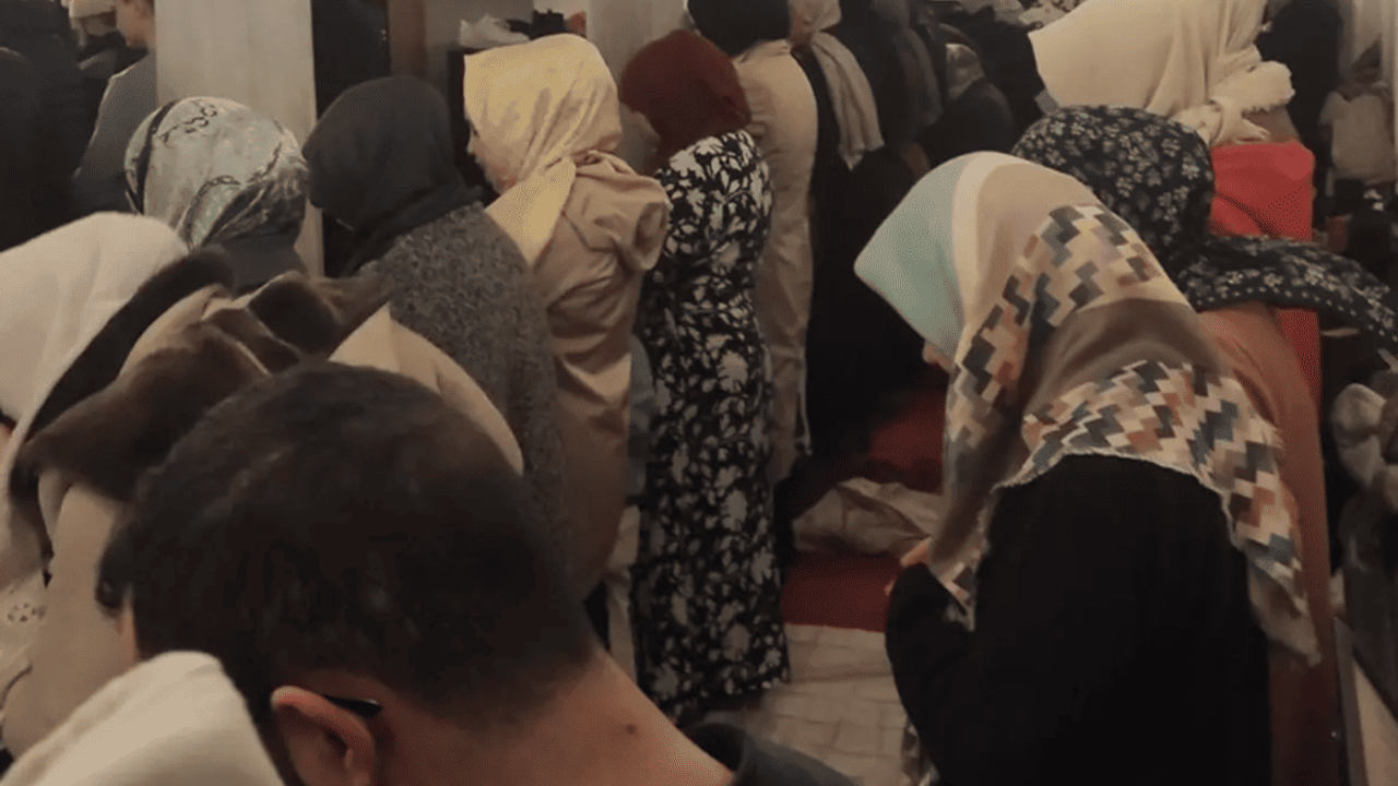 Camide kadın ve erkekler aynı safta namaz kıldı! Kaymakamlık inceleme başlattı
