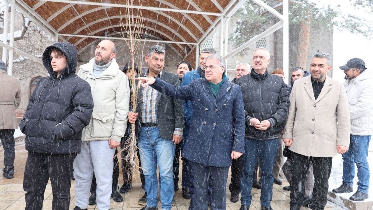 Hacılar'da vatandaşlar sıraya girdi: Yüzlerce kişiye dağıtıldı