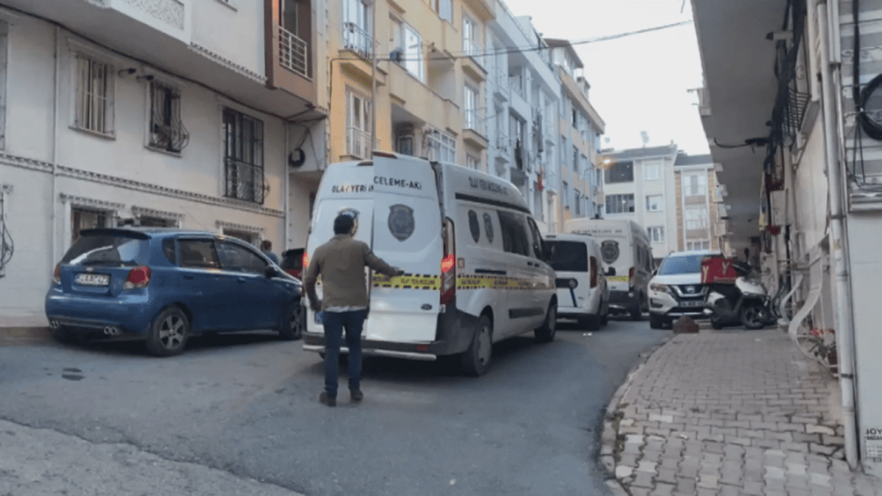Birlikte yaşadığı eski eşini hayatına kast ettiği bıçakla canına kıydı