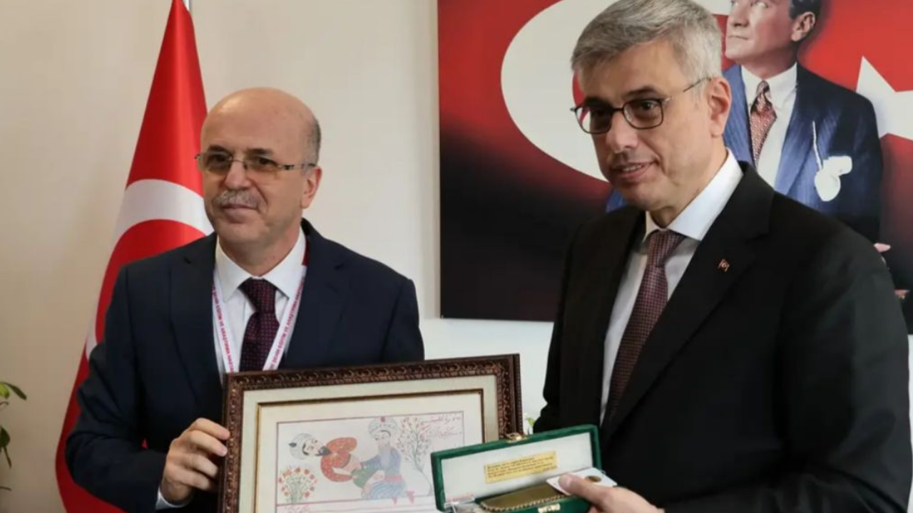 Kayserili Başhekimden Bakan Kemal Memişoğlu'na anlamlı hediye!