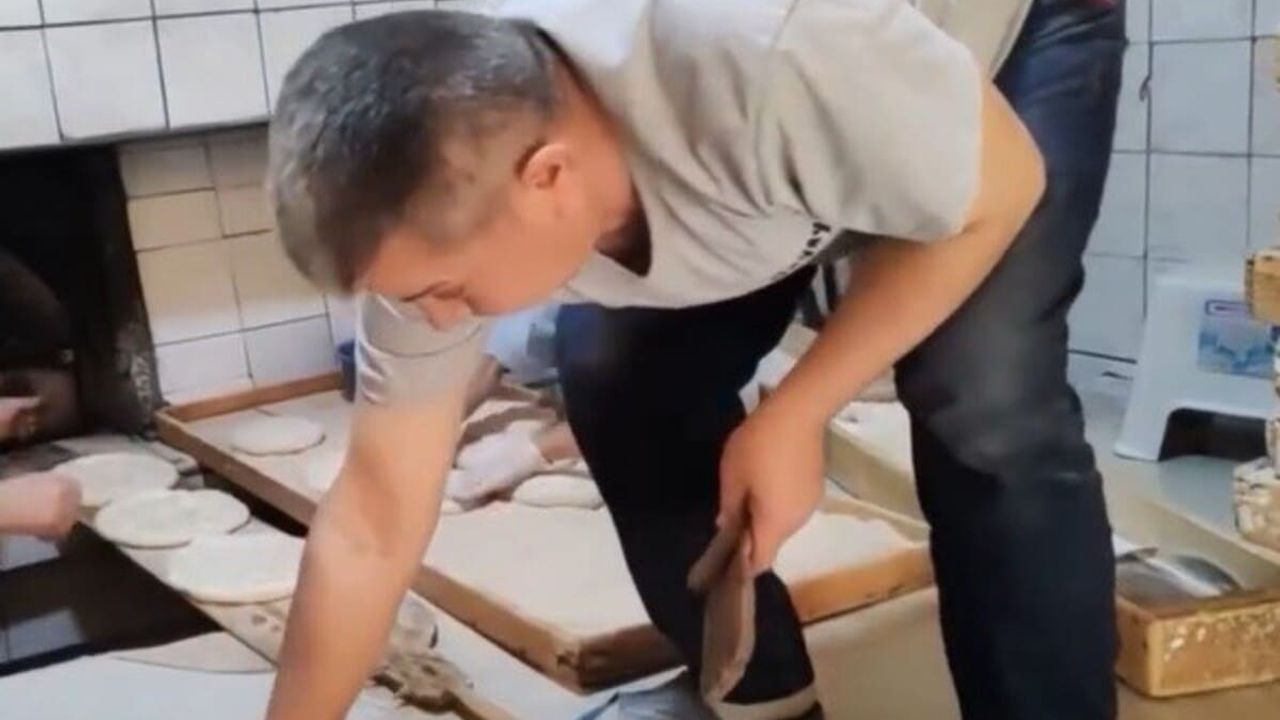 Böylesi görülmedi: Terlikle çorapla  pide üretimi