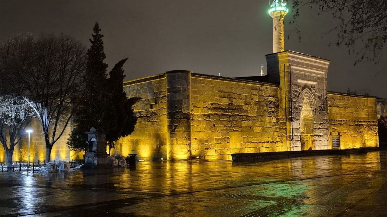 Her gün önünden binlerce insan geçiyor! Kayseri’nin merkezinde 8 asırlık tarih