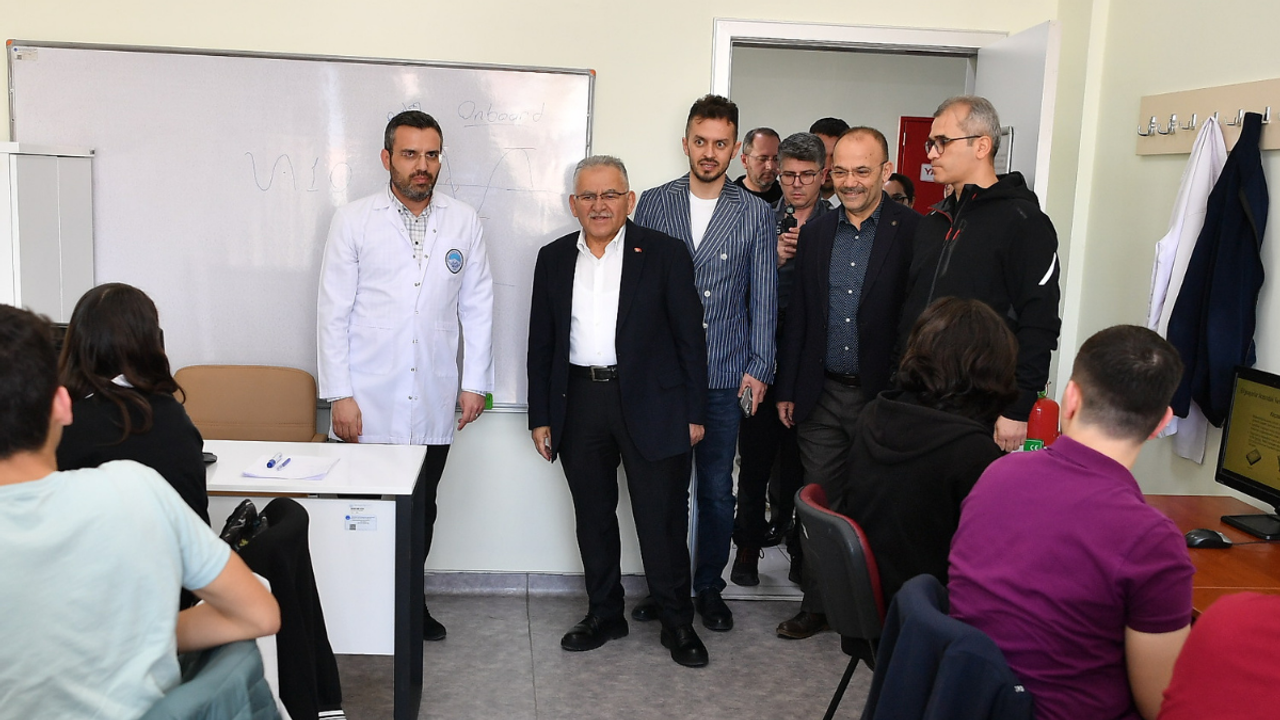 Kayseri'de gençlere özel proje! Bilişim yıldızları yetişiyor