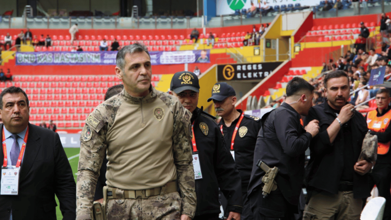 Kayseri İl Emniyet Müdürü Atanur Aydın Kayserispor maçında! Taraftarlarla bir arada