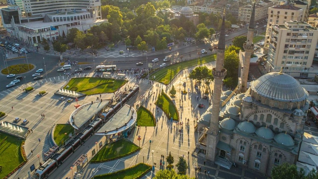 Kayseri trafiğinde akılalmaz olay: Çöp kovalarını yerden yere vurdu!