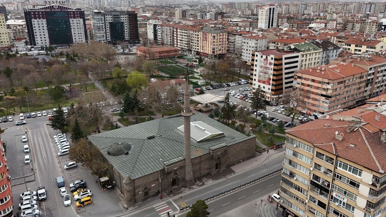 Kayseri'de 8 asırlık camide itikafa girdiler!