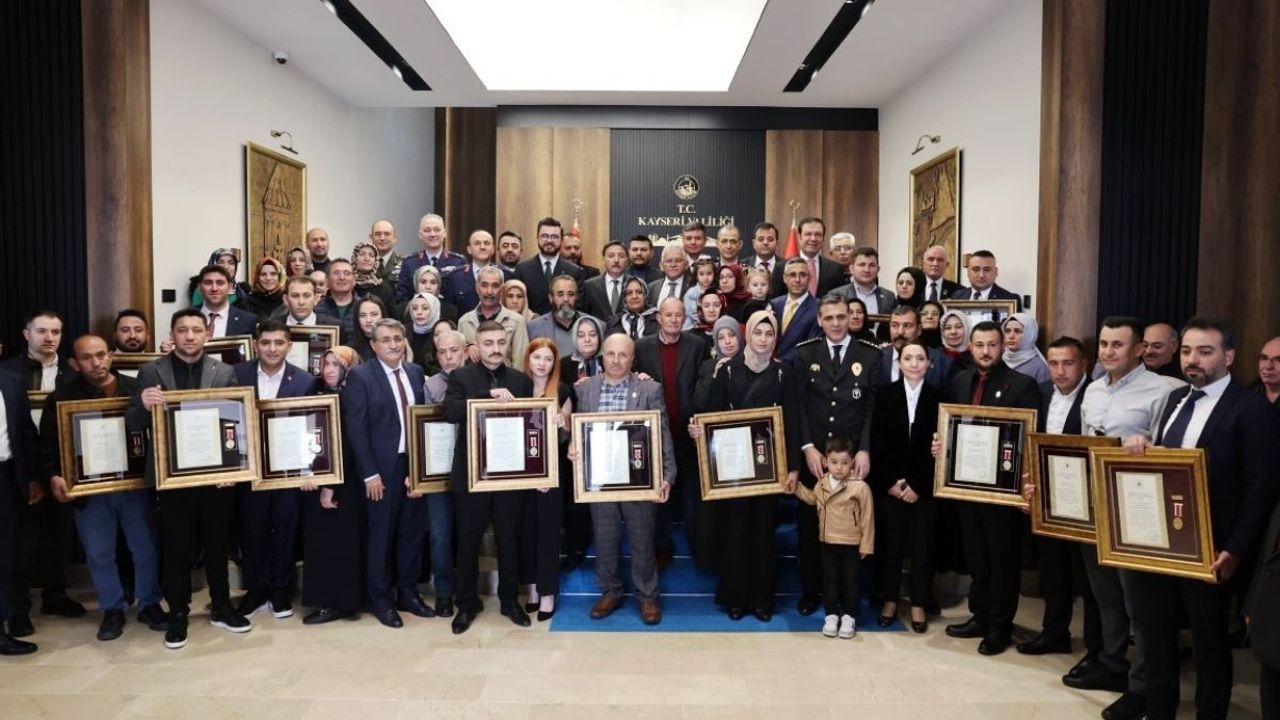 Cumhurbaşkanı tarafından gönderilen madalyalar Kayseri'de sahiplerine teslim edildi!