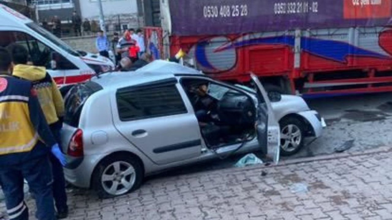 Kayseri'de feci kaza! Otomobil kamyona arkadan çarptı: 1 ölü 1 yaralı