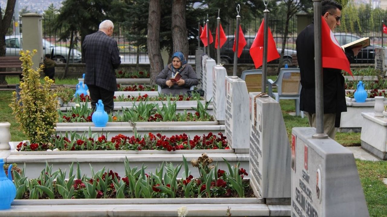 Kayseri'de hüzünlü bayram! Şehit evlatlarıyla bayramlaştılar