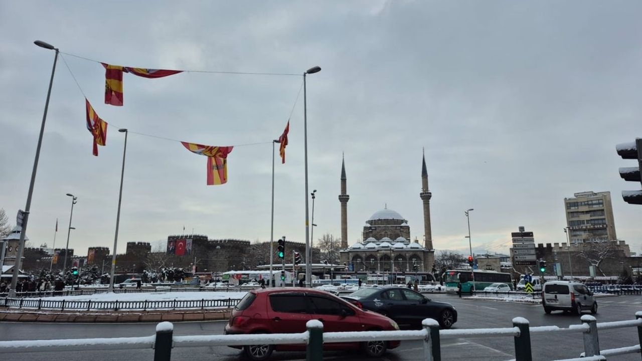 Kayseri'de o üniversite eğitime bir gün ara verdi!