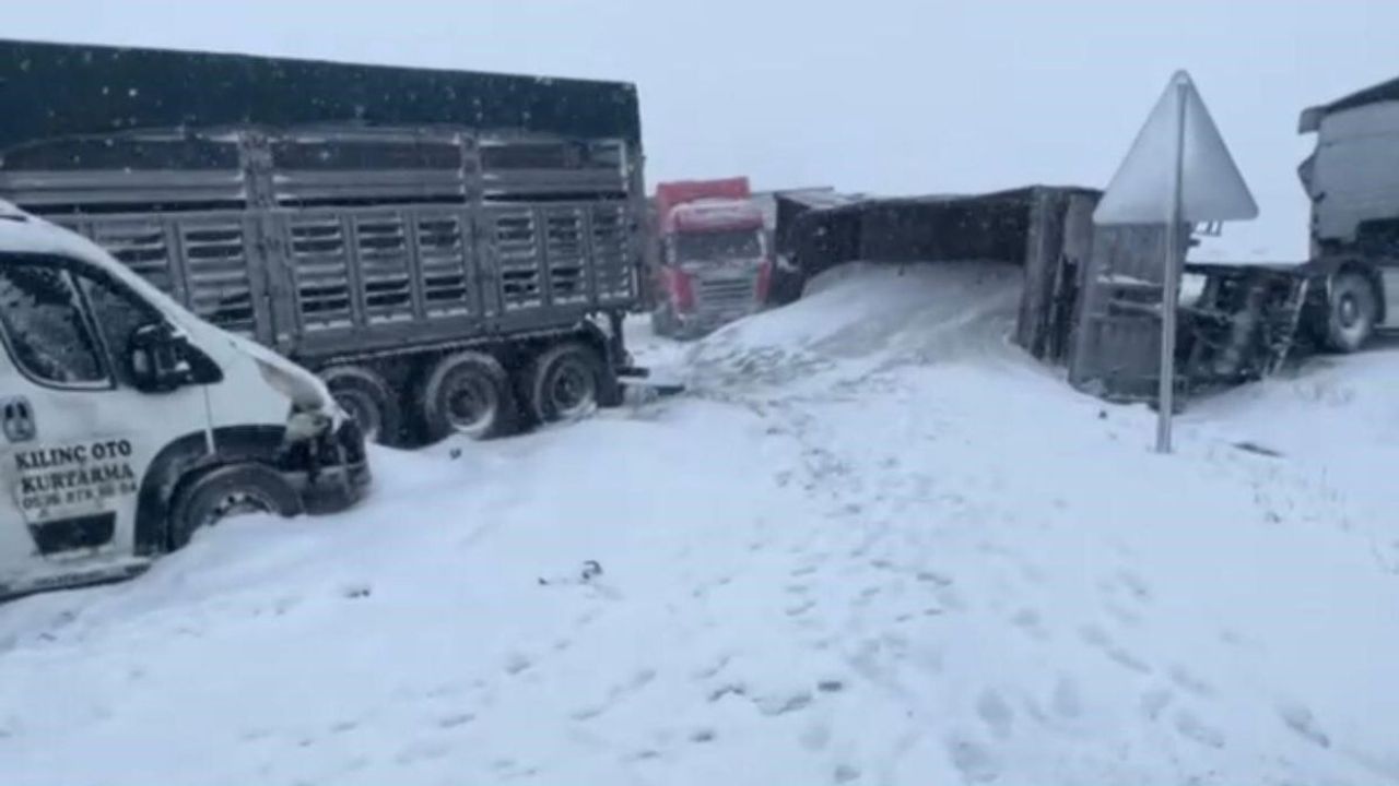 Kayseri'de o yolda üst üste kaza! Belediye aracı ile otomobil çarpıştı