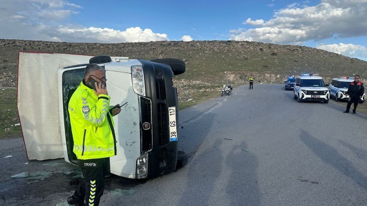 Kayseri'de kamyonet yola devrildi!