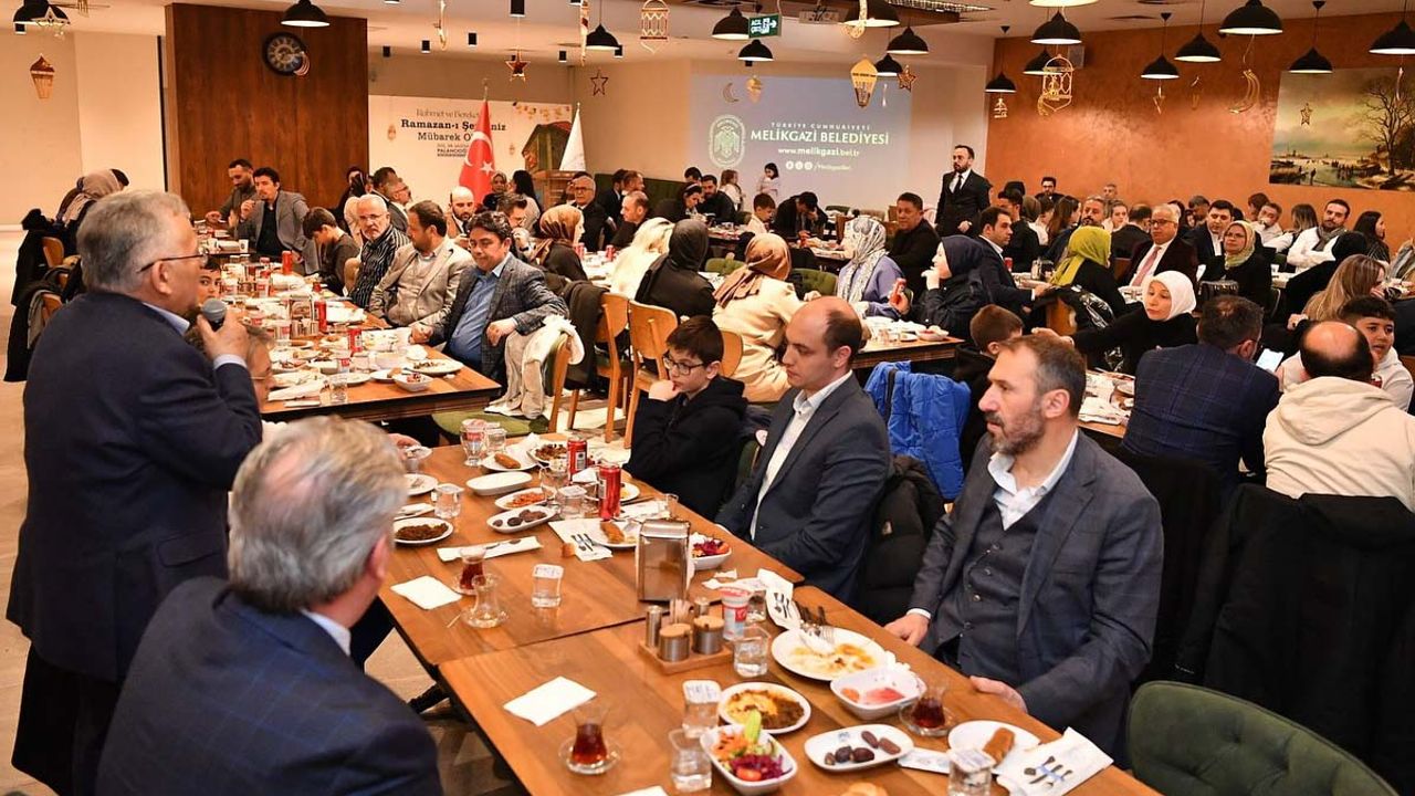 Başkan Büyükkılıç Kayserililerle iftarda bakın nerede bir araya geldi