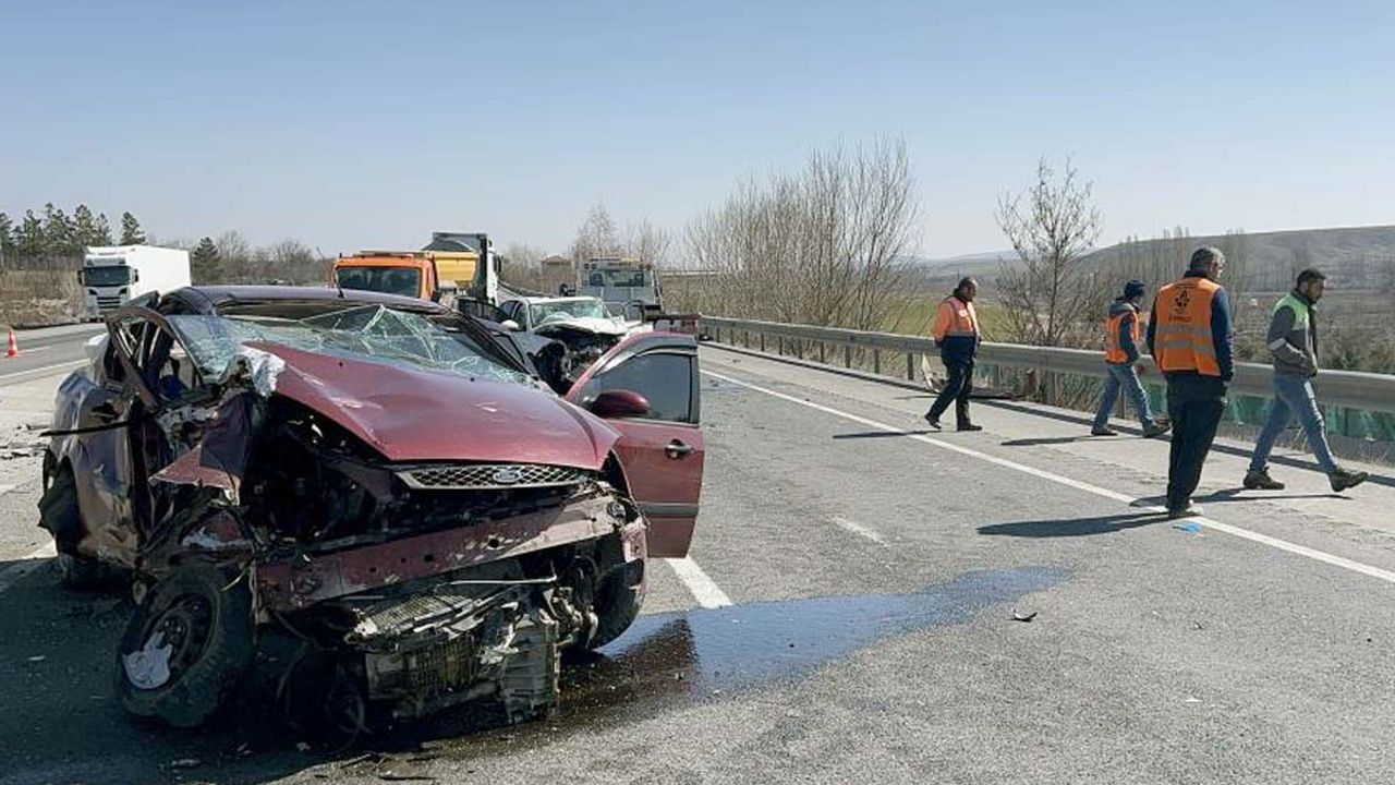 Otomobiller kafa kafaya çarpıştı! Feci kazada 3'ü ağır 6 kişi yaralandı