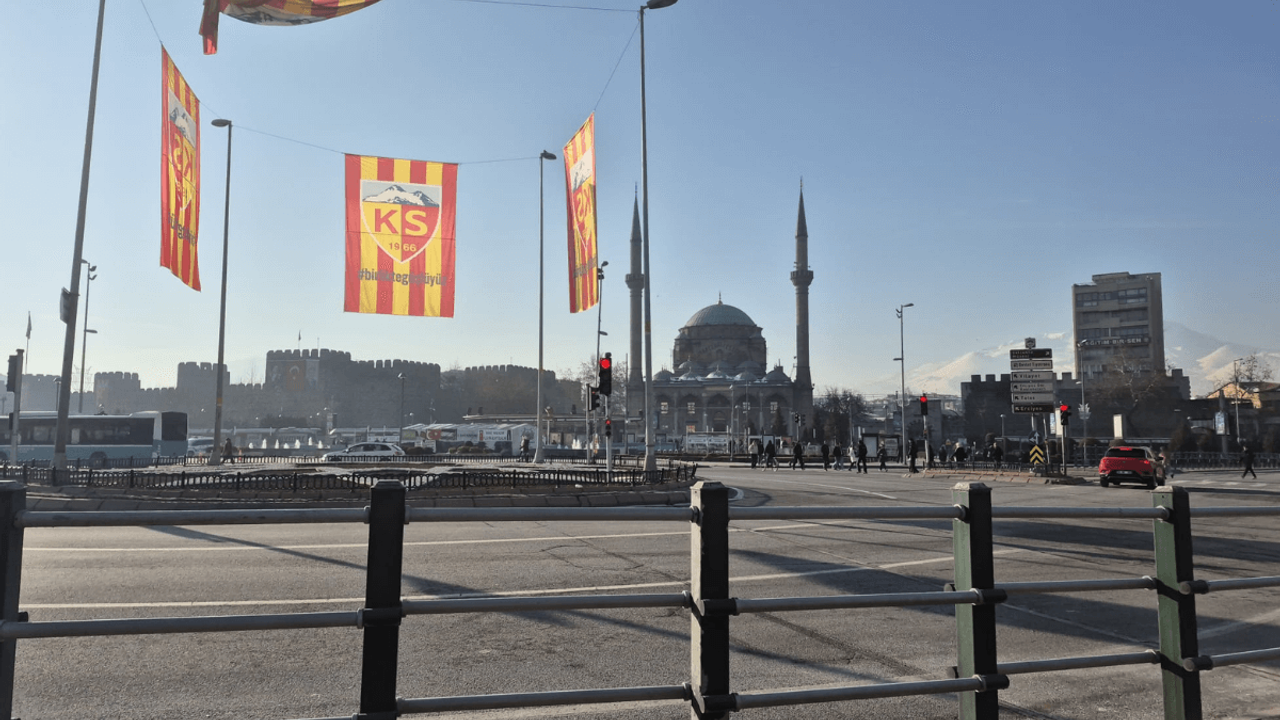 Cumhuriyet Meydanı’nda iftar çadırları neden kurulmadı? Kayserili siyasetçileri topa tuttu!