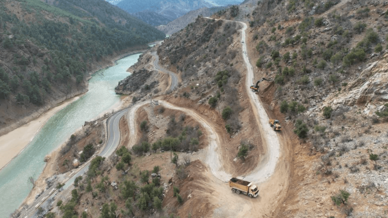 Ulaşıma nefes aldıracak düzenleme başladı: Bu yol Yahyalı'mıza yakışmıyordu!