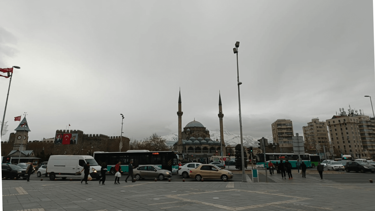 Kayseri’de uzayan konvoya polis eşlik etti! Korna sesleri sokaklarda yankılandı!