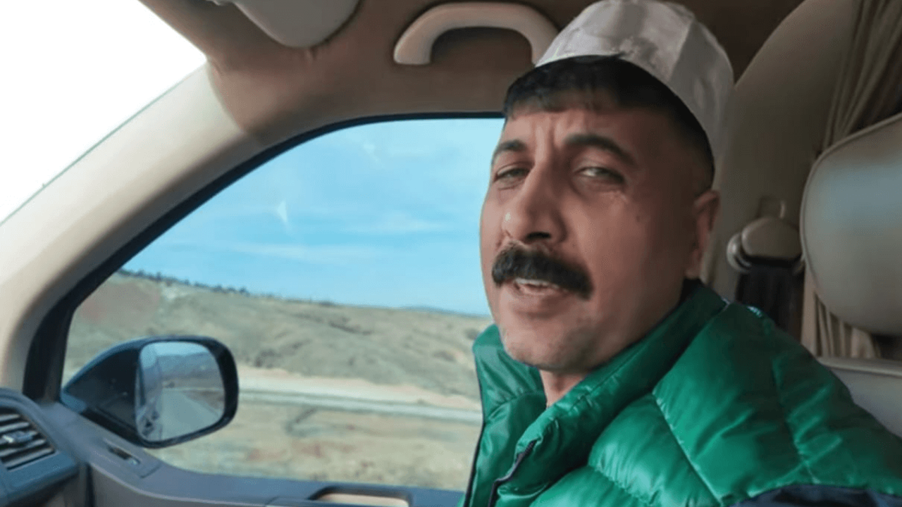 Kayserili ünlü şarkıcı kutsal emanetlere gitti! Takke takıp Kuran okuduğu anlar dikkat çekti