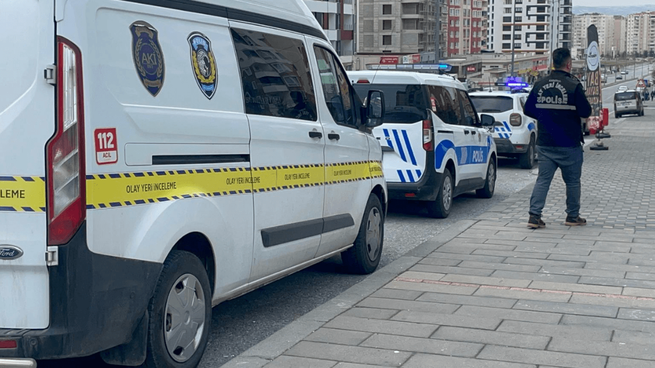 Kayseri’de eski sevgilisinin çalıştığı güzellik merkezine kurşun yağdırdı!