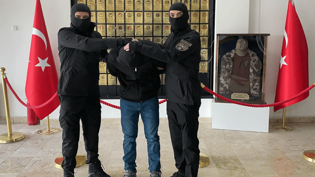 Kayseri’de FETÖ’den aranan ihraç teğmen saklandığı adreste yakalandı!