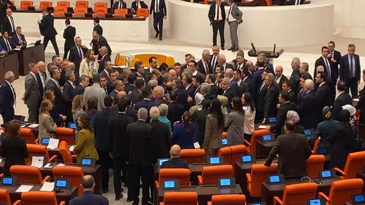 Meclis'te kavga! CHP’li Ali Mahir Başarır şişe fırlattı! Kayseri Milletvekili çılgına döndü