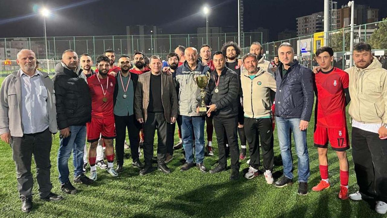 Süper Amatör'de Özvatanspor madalya ve kupasını aldı!