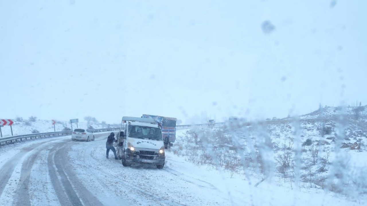Kayseri'de kar yağışı hayatı felç etti! Rektör Erciyes Dağı'nda mahsur kaldı!