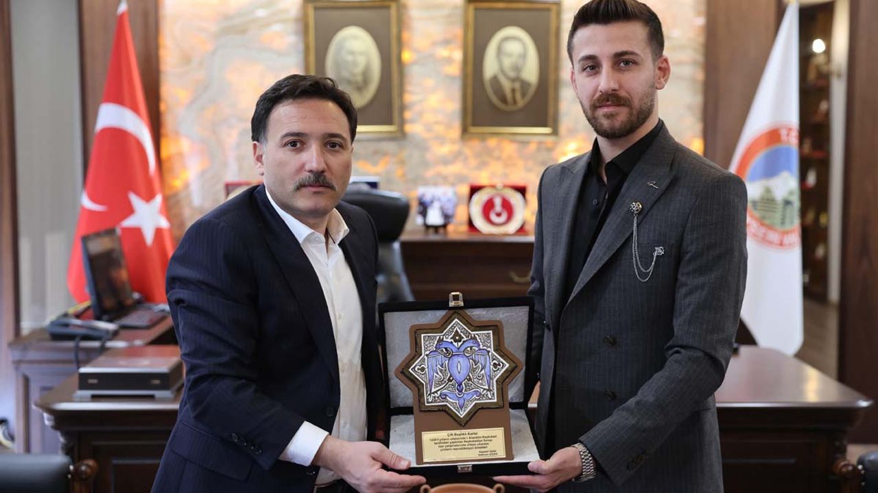 Kayseri Valisi Gökmen Çiçek, Çini Sanatçısı Batuhan Deniz’i Kabul Etti