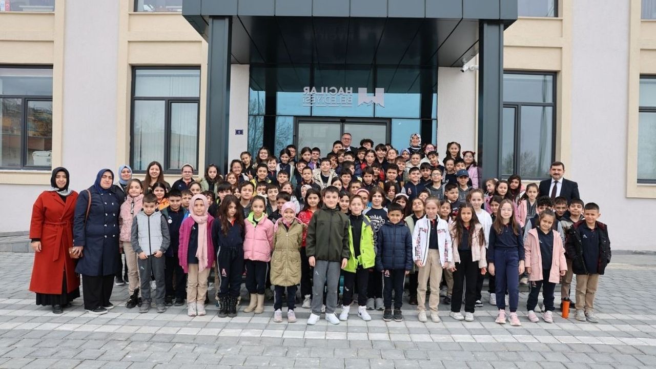 Kayseri’de minik öğrenciler Hacılar Belediye Başkanı Bilal Özdoğan’ı sorularıyla terletti!