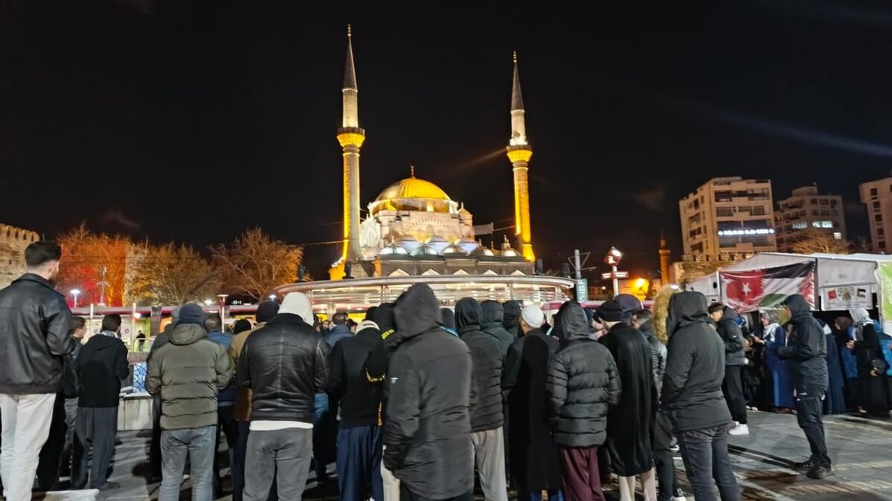 Cumhuriyet Meydanı'nda vatandaşlar ayaklandı! Sloganlar eşliğinde protesto!