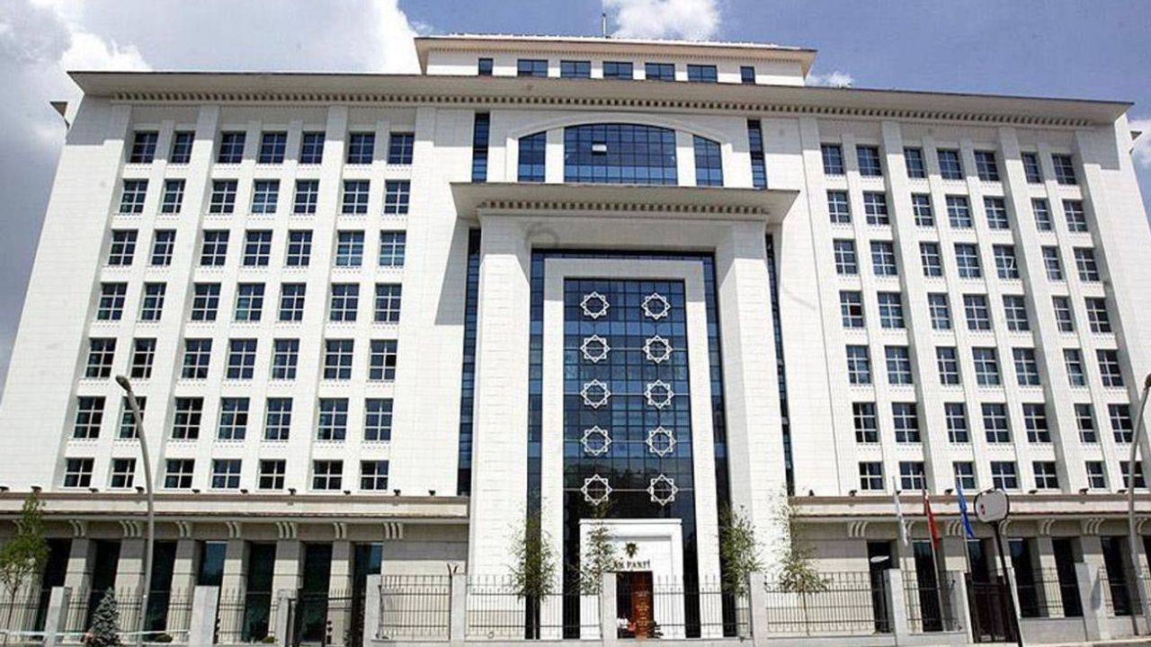 AK Parti Genel Merkezi Binası önünde hareketli anlar! Özel hareket polisi canına kıydı