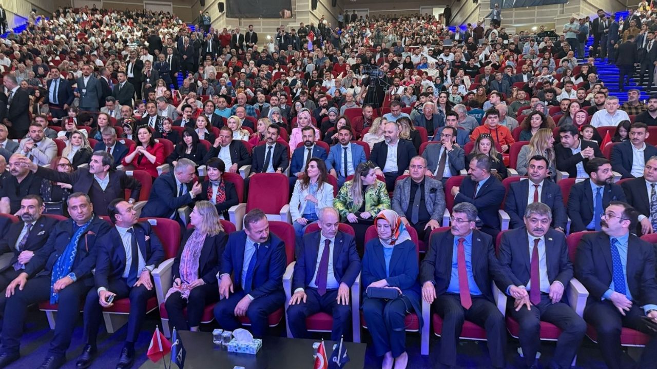 A Parti Genel Başkanı Ağıralioğlu'na yoğun ilgi: Başkan salona girmekte zorlandı!