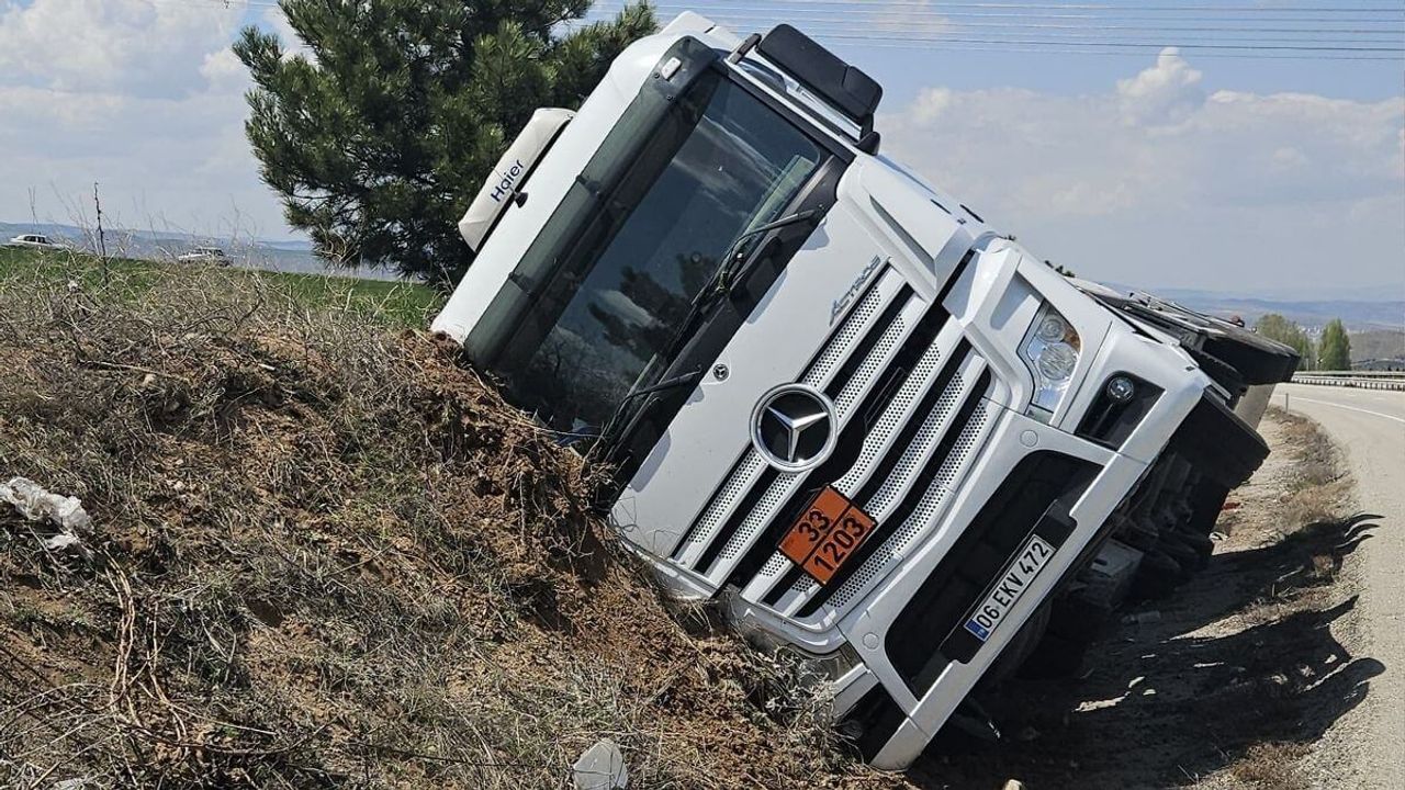 Kayseri yolunda akaryakıt yüklü tanker şarampole devrildi