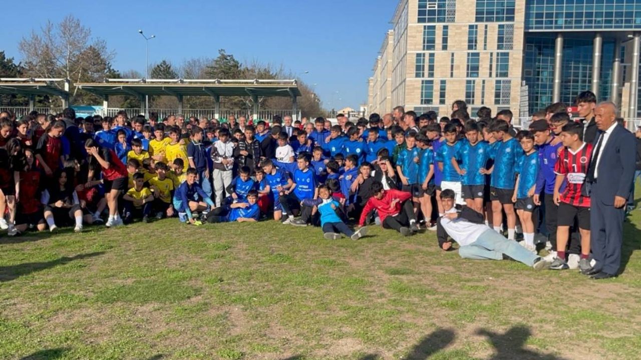 Kayseri’de Amatör Futbol'a destek sürüyor: 120 kulübe malzeme dağıtıldı!