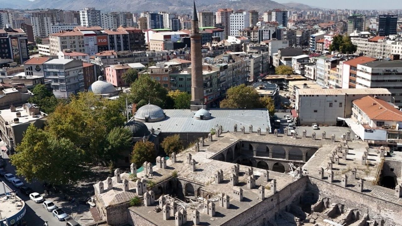 Kayseri'de her gün önünden geçtiğiniz eser 9 asırdır ayakta: İşte Cami-i Kebir'in hikayesi