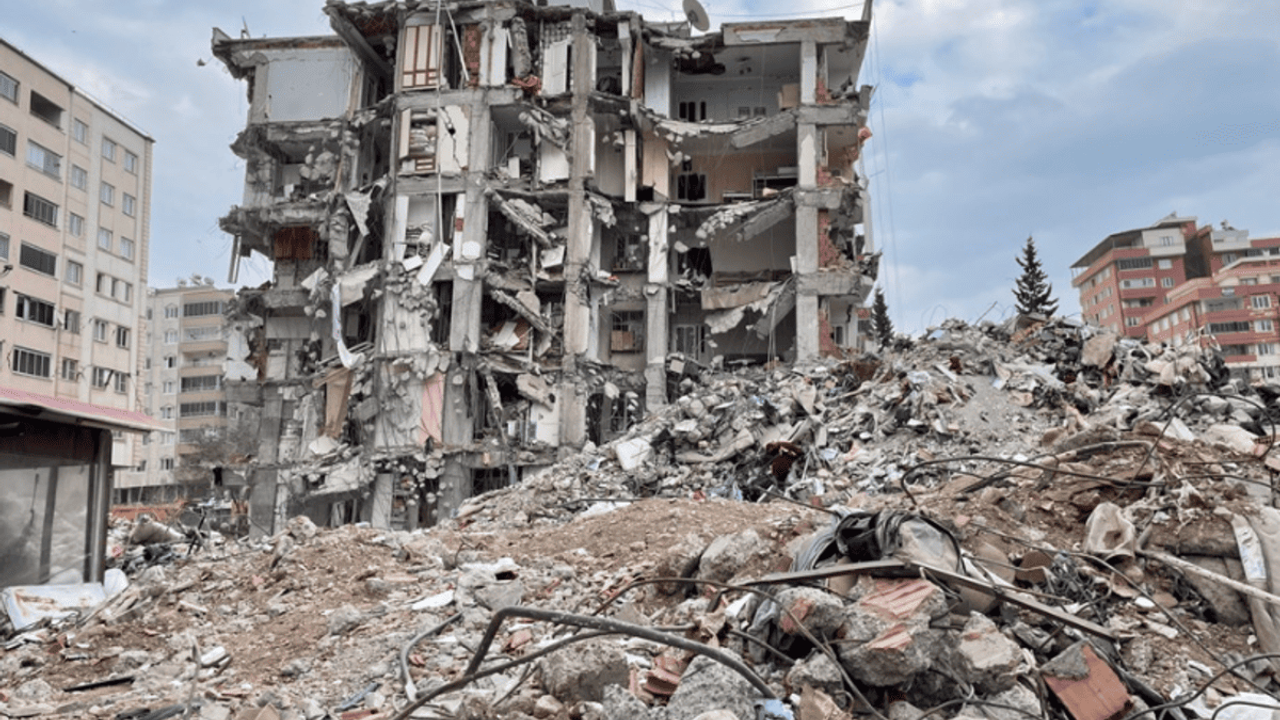 Korkutan deprem ! Yine salladı geçti